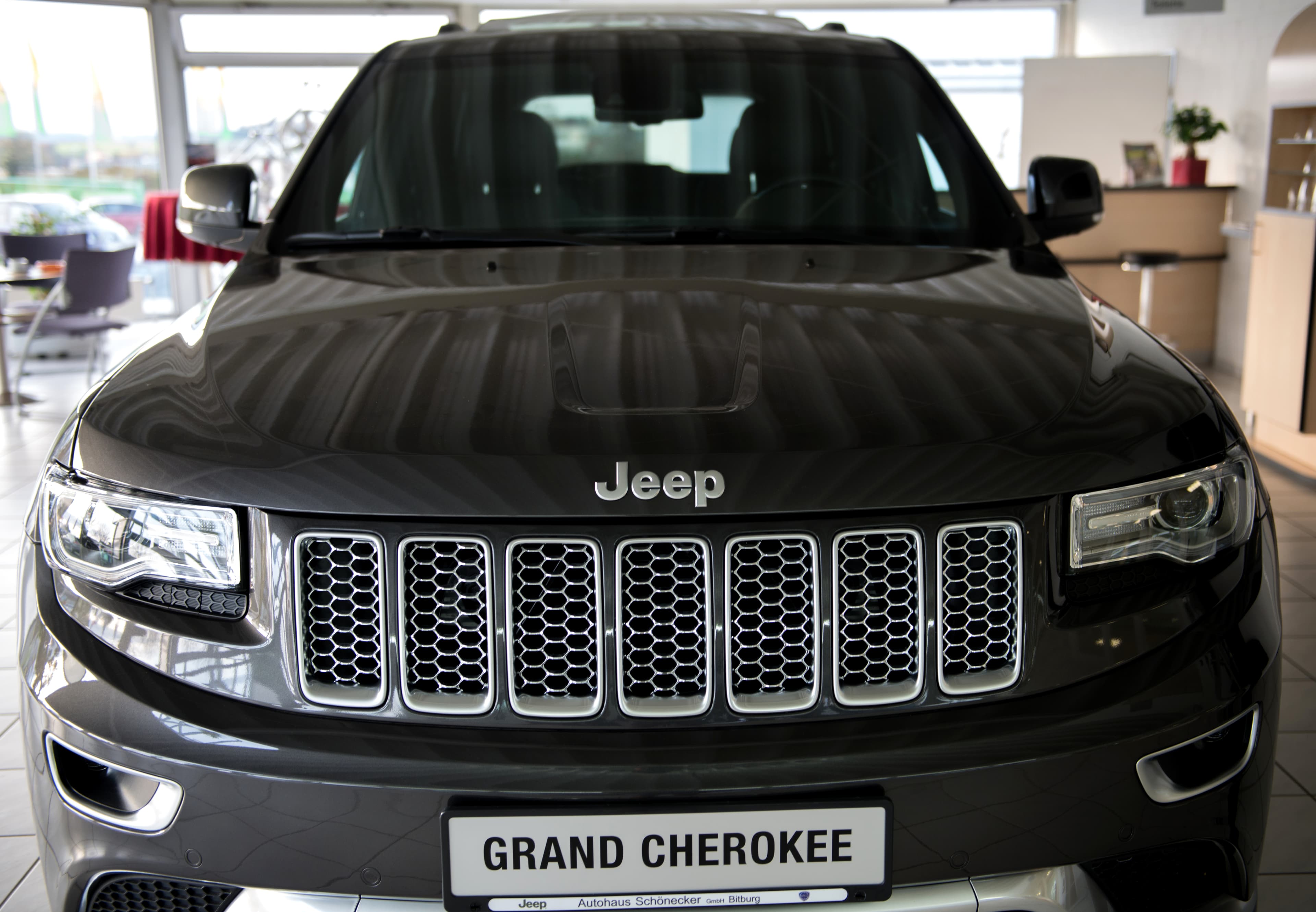 A Jeep Grand Cherokee Summit, «Platinum Edition» exposed in Bitburg.